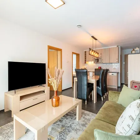 Appartement In With Ski-in Access *